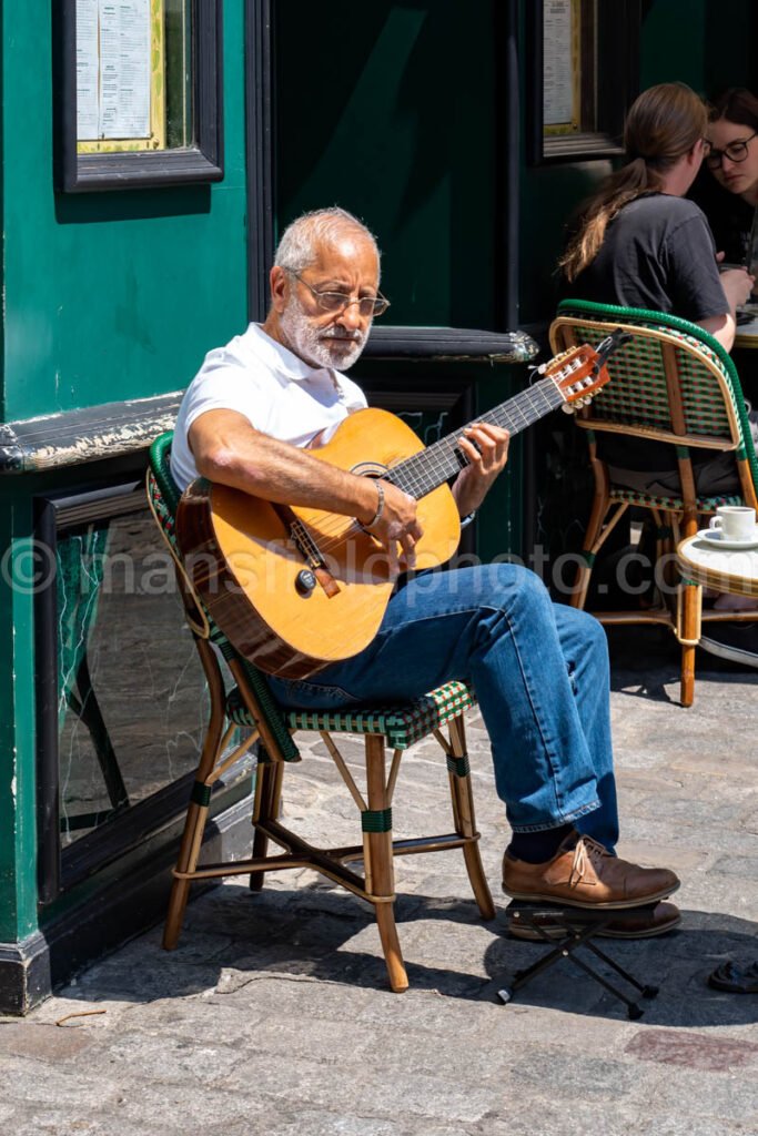 Guitar Player In Montmartre A4-16493 - Mansfield Photography